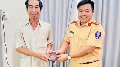 Trao trả tài sản bị đánh rơi cho người dân