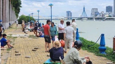 Giữa trưa nắng nóng, 'xí chỗ' ngồi xem chung kết pháo hoa ven sông Hàn