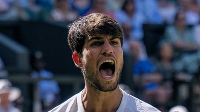 Alcaraz thắng nghẹt thở Fritz, lần thứ 3 liên tiếp vào chung kết Wimbledon
