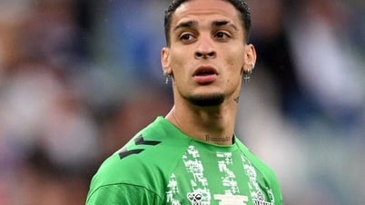 Como bất ngờ nhập cuộc đua giành Antony với Real Betis