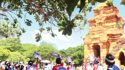 Nhộn nhịp du khách đến tháp Pô Sah Inư