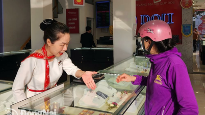 Tiếp đà tăng, giá vàng miếng chạm mốc 121,5 triệu đồng/lượng