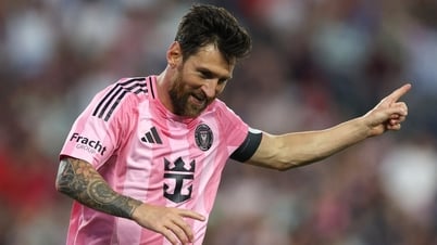 Ronaldo khen Messi 'hay hơn phần còn lại của làng bóng đá'