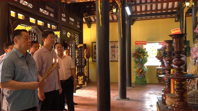 Trưởng Ban Tuyên giáo và Dân vận Trung ương Nguyễn Trọng Nghĩa dâng hương tưởng niệm các anh hùng liệt sĩ tại Đồng Tháp