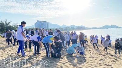 Đoàn phường Ninh Chử: Ra quân vệ sinh môi trường biển