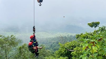 Giải cứu 2 người đi xe máy mất lái, rơi xuống vực ở núi Ba Vì