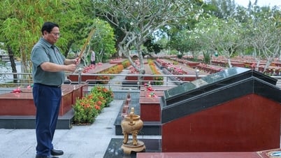 Thủ tướng dâng hương tưởng nhớ Chủ tịch Hồ Chí Minh và các anh hùng, liệt sĩ