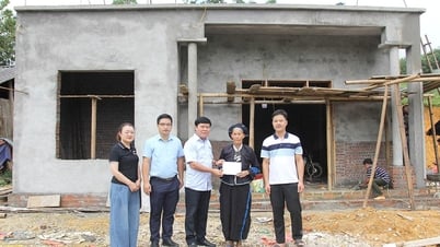 Báo và phát thanh, truyền hình Tuyên Quang trao hỗ trợ xóa nhà tạm cho hộ nghèo
