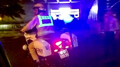 Cảnh sát giao thông dẫn đường taxi chở bé trai co giật đến bệnh viện cấp cứu kịp thời