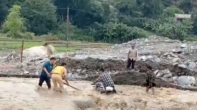 Cảnh sát giao thông giúp dân giữa dòng nước lũ