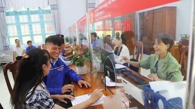 Đoàn viên, thanh niên vùng xa hỗ trợ người dân làm quen với chính quyền số