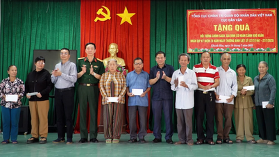 Cục Dân vận tặng quà cho các gia đình chính sách phường Bắc Cam Ranh