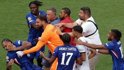 SỐC: Thước phim HLV Enrique tát vào mặt tiền đạo Chelsea sau khi PSG thua thảm