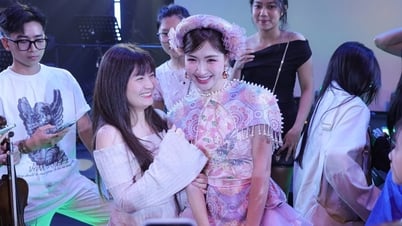 Hòa Minzy khoe nhan sắc ngọt ngào, được fan vây kín tại "Rực rỡ ngày mới"