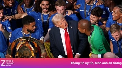 Khoảnh khắc 'chiếm sóng' gây tranh cãi của ông Donald Trump