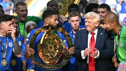 Ông Trump 'chiếm sóng', muốn cùng Chelsea nâng cúp vô địch