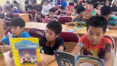 Nhà xuất bản Giáo dục Việt Nam tặng sách cho trẻ em tỉnh Cao Bằng