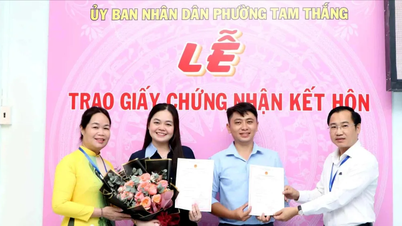 Phường Tam Thắng (TPHCM) trao giấy chứng nhận kết hôn cho cặp đôi