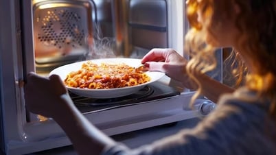 Lò vi sóng tạo ra bức xạ, có gây hại khi hâm thức ăn?