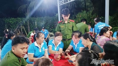 Phụ nữ xã Tân Thuận Bình hưởng ứng phong trào "Bình dân học vụ số"