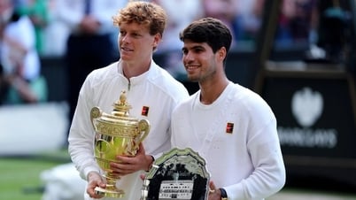 Jannik Sinner khen ngợi đối thủ, Alcaraz buồn bã sau thất bại