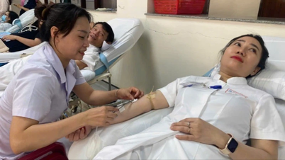 “Blouse trắng - Trái tim hồng”