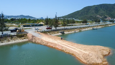 Xuất hiện tuyến đường tạm lấn sông Quán Trường ở Nha Trang