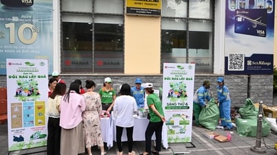 ينظم بنك SeABank مهرجان "تبادل القمامة مقابل الهدايا" - نشر نمط حياة أخضر من أجل هانوي نظيفة