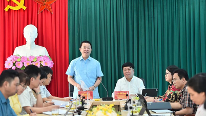 Head of the Provincial Party Committee's Propaganda and Mass Mobilization Department Tran Minh Loi visited and worked with Tuyen Quang Newspaper and Radio and Television