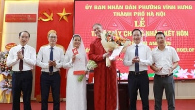 Phường Vĩnh Hưng tổ chức lễ trao Giấy chứng nhận kết hôn có yếu tố nước ngoài