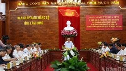 Phó Thủ tướng Thường trực Chính phủ Nguyễn Hòa Bình...