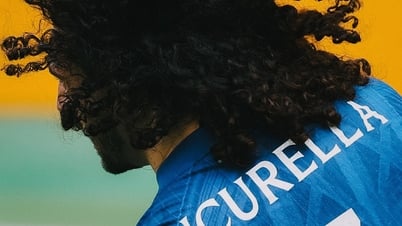 Video tiền vệ PSG nhận thẻ đỏ vì giật tóc Cucurella