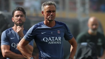 HLV Luis Enrique nói gì về hình ảnh tát tiền đạo Joao Pedro?