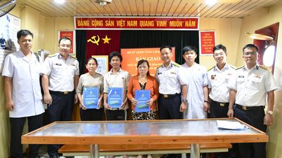 Tàu 950, Lữ đoàn 955 đưa ngư dân bị bệnh từ đảo Phan Vinh về đất liền an toàn