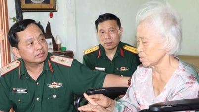 Thăm, tặng quà gia đình chính sách ở Huế