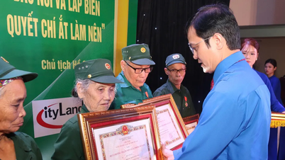 Trao tặng Huy chương "Thanh niên xung phong vẻ vang” cho 22 cựu thanh niên xung phong