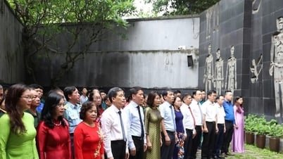 Cua Nam Ward offers incense to commemorate heroic martyrs at Hoa Lo Prison