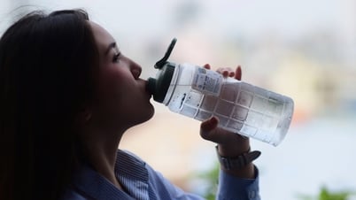 Thói quen mặc quần bó, lười uống nước tăng nguy cơ viêm đường tiết niệu