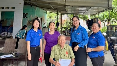 Tuổi trẻ phường Lê Đại Hành tặng quà cựu thanh niên xung phong