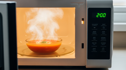 Bác sĩ: Lò vi sóng có thể gây hại nếu mắc 2 lỗi này khi sử dụng