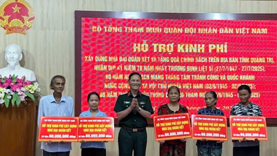 Thăm, tặng quà gia đình chính sách hoàn cảnh khó khăn