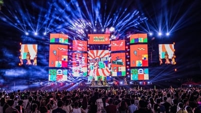 Hàng nghìn du khách “cháy” hết mình tại Đại nhạc hội bên vịnh biển