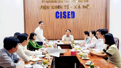 Phó Chủ tịch UBND thành phố Nguyễn Văn Khởi làm việc với Viện Kinh tế - Xã hội TP Cần Thơ