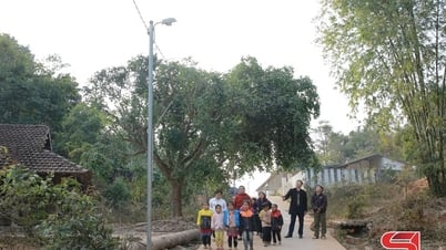 Ánh điện thắp sáng bản làng biên giới