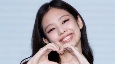 Bùng nổ tranh cãi về 3 giây khoe nội y của Jennie ngay trên sân khấu