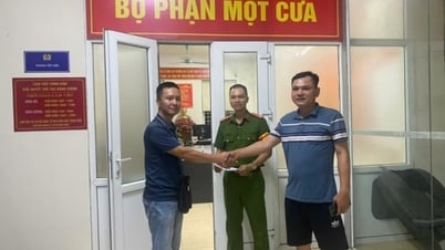 Công an phường Hà Tu hỗ trợ người dân trao - nhận lại gần 40 triệu đồng chuyển nhầm