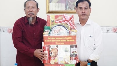 Thăm, tặng quà Hội đồng Trị sự Phật hội Hiếu Nghĩa Tà Lơn