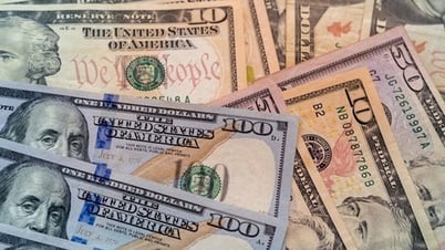 Đồng USD neo gần mức cao nhất trong ba tuần, Bitcoin dao động trên 120.000 USD