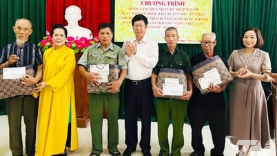 Tặng quà người có công tại các xã