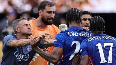 Luis Enrique tát Joao Pedro: Kẻ thua cuộc hung hăng